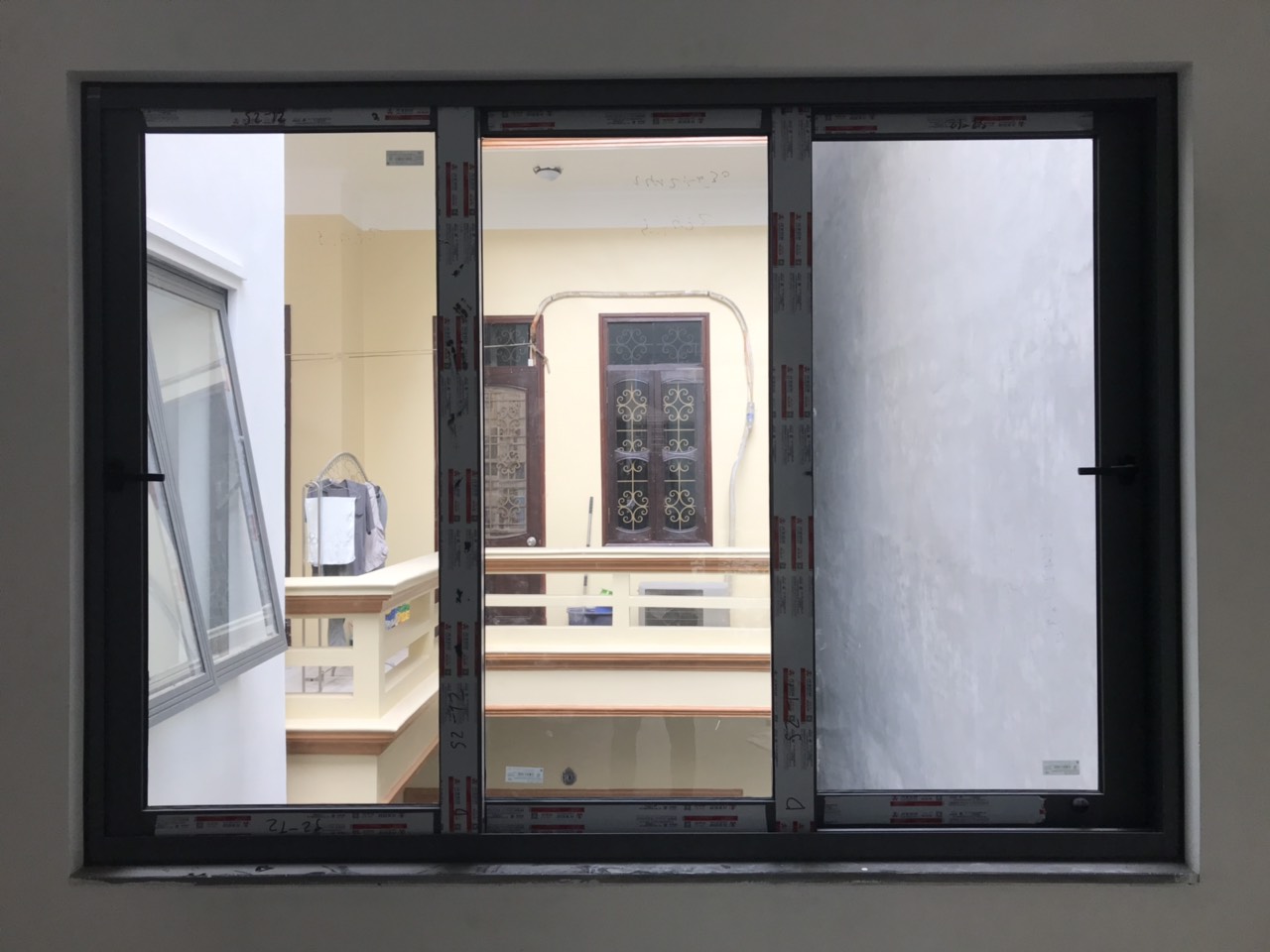 Cửa sổ mở trượt 3 cánh nhôm Xingfa: Mở rộng không gian sống và tận dụng ánh sáng tự nhiên với cửa sổ mở trượt 3 cánh nhôm Xingfa. Hãy khám phá hình ảnh để tìm hiểu thêm về sản phẩm cao cấp này.